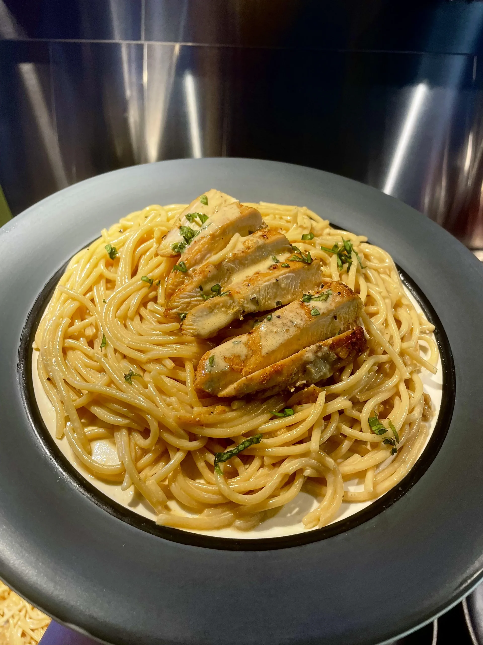 Pasta cremosa con pollo: il piatto unico della nonna che scalda il cuore