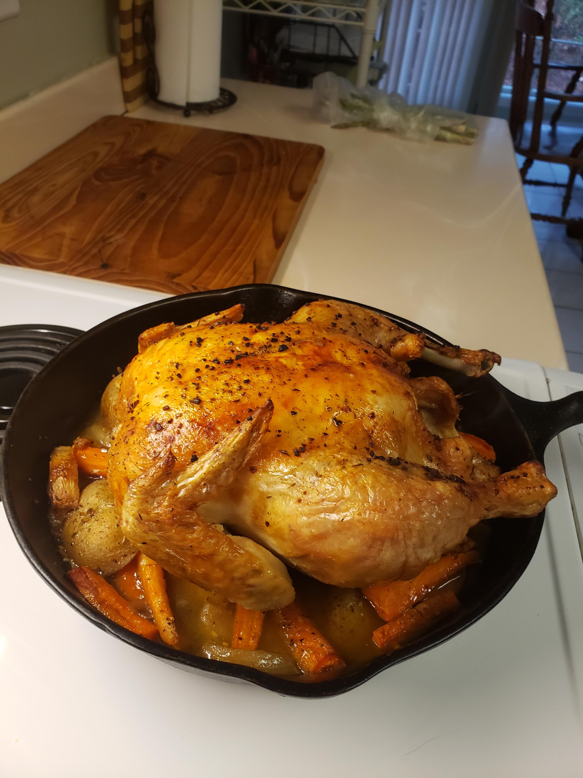 Pollo arrosto in padella di ghisa: la ricetta della nonna con il fondo che diventa salsa