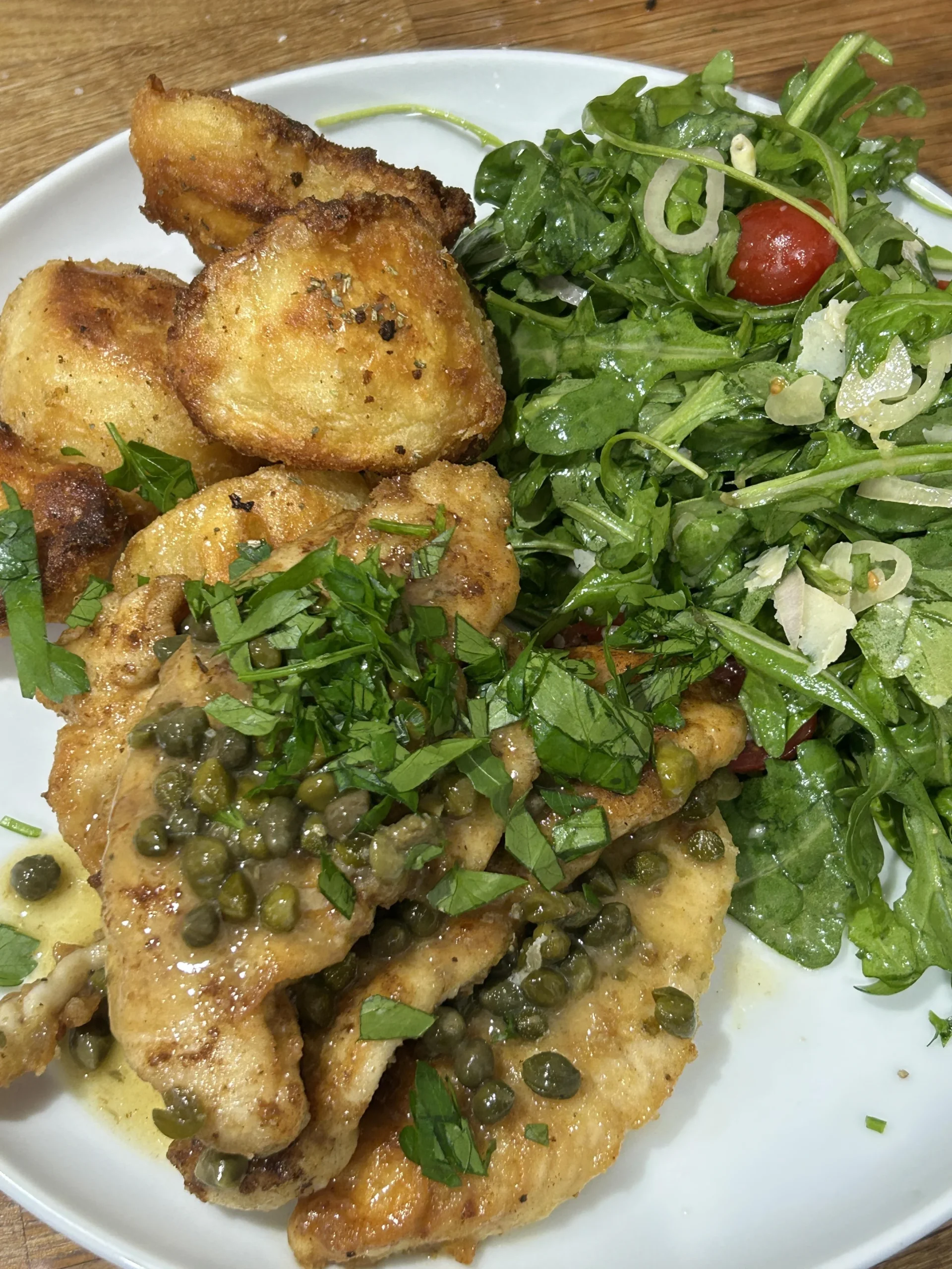 Pollo piccata: la ricetta della nonna con scaloppine al limone e capperi (e il contorno perfetto di patate)