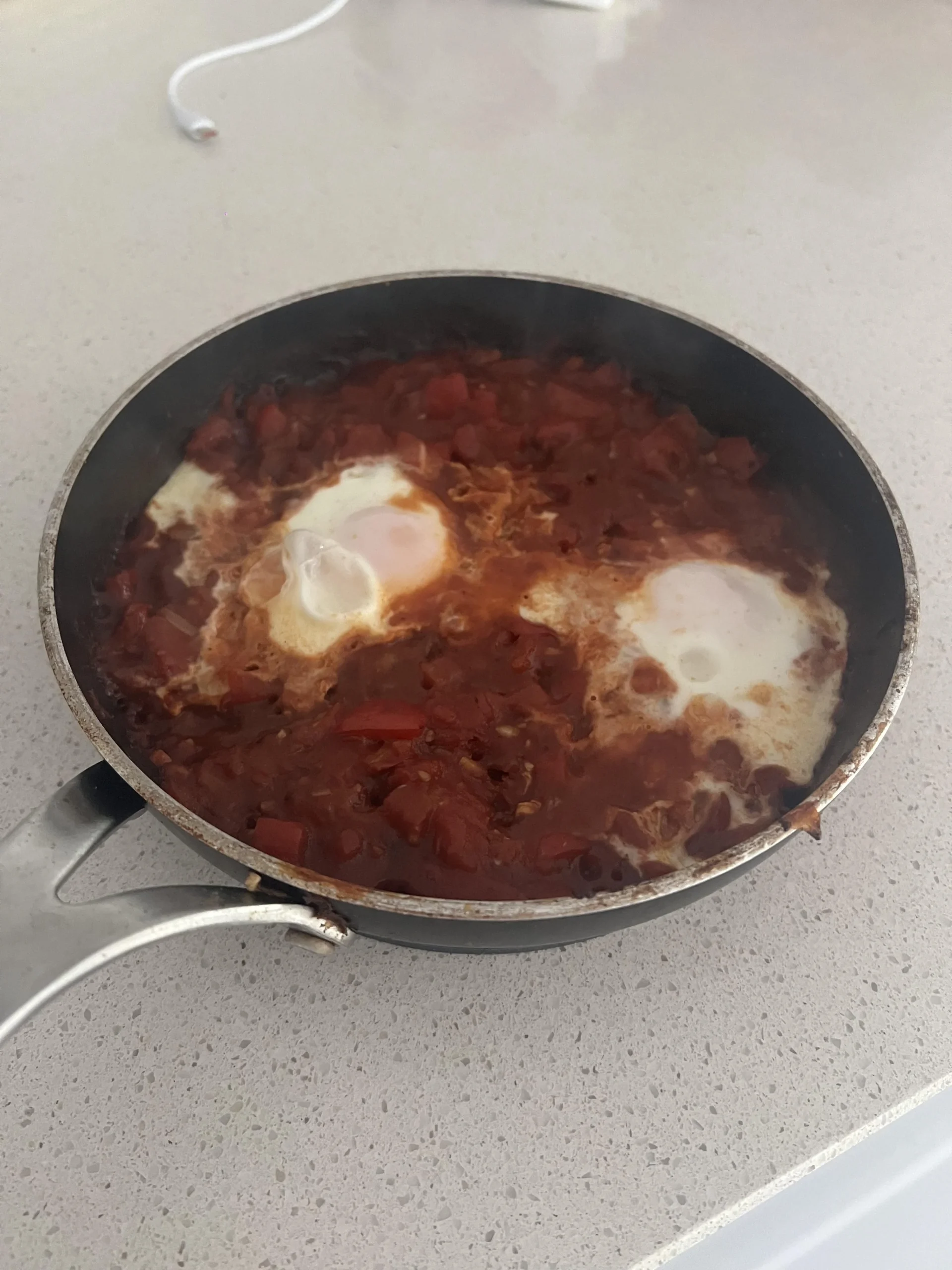 Shakshuka: la ricetta tradizionale delle uova in camicia nel sugo di pomodoro speziato