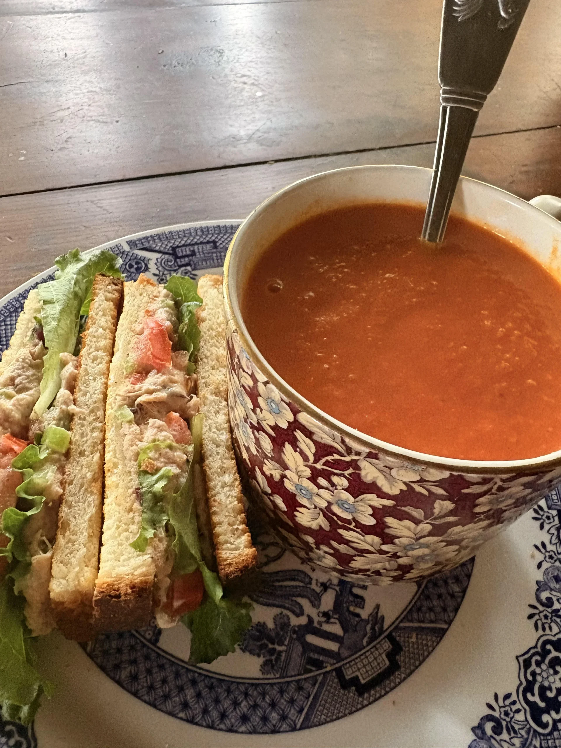 Zuppa di carote, pomodoro e zenzero: la ricetta della nonna che scalda i pomeriggi d'autunno