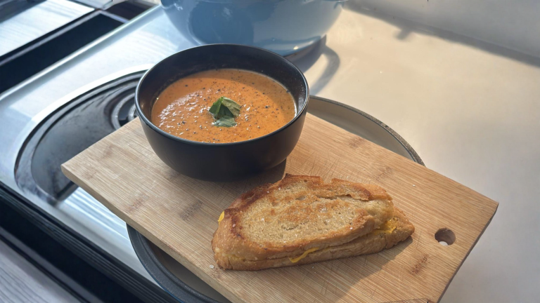 Bicarbonato nella zuppa di pomodoro: il trucco della nonna che salva la panna (e quando la rovina)