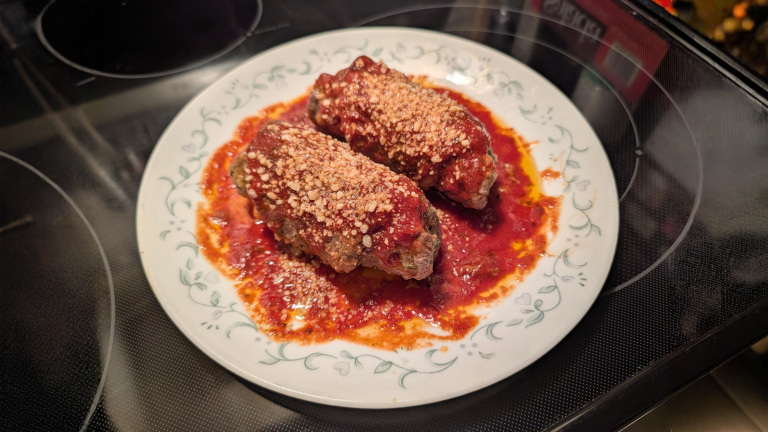 Braciole al sugo: il ripieno rivela il paese della nonna e perché l'involtino si apre in pentola