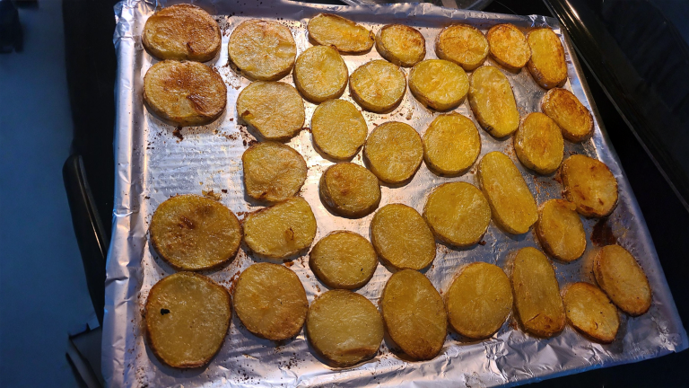Chips di patate al forno: perché le fette si arricciano a scodella e come governarle