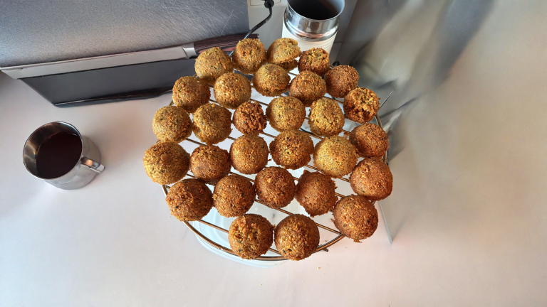 Falafel fatti in casa che non si sfaldano: il segreto sta nella bacinella dell'ammollo