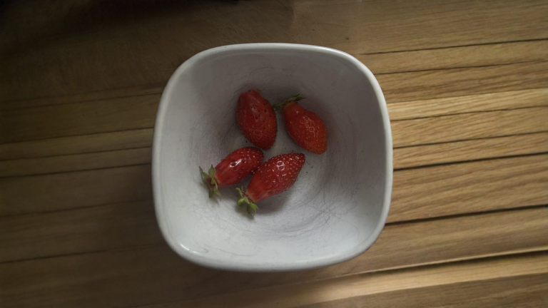 Fragole deformi e bitorzolute: cosa racconta davvero la forma del frutto