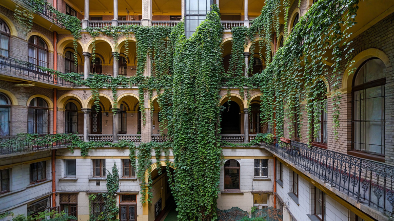 Giardino in cortile condominiale ombreggiato: il micro-bosco che rinfresca il palazzo di 4-6 °C