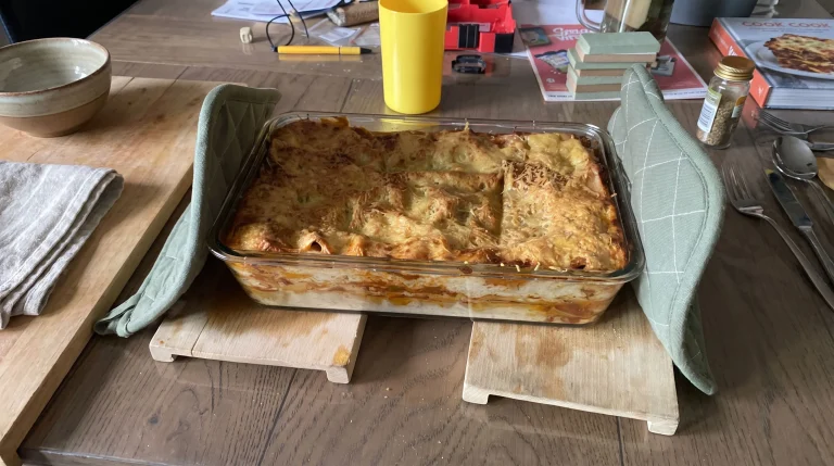 Lasagne alla bolognese fatte in casa: cosa succede davvero in forno tra strati, ragù e besciamella