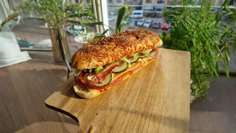 Panino imbottito la sera prima: l'ordine degli strati che salva il pane dalla spugna