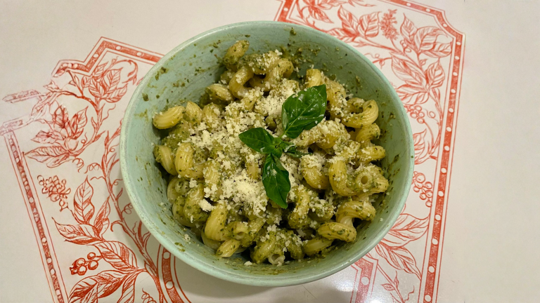 Pesto con il basilico dell'orto: l'ora in cui tagli le foglie decide colore e amaro