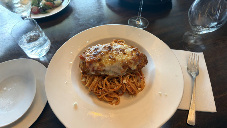 Pollo alla parmigiana: il piatto italiano che in Italia non esiste e il trucco dei tre strati
