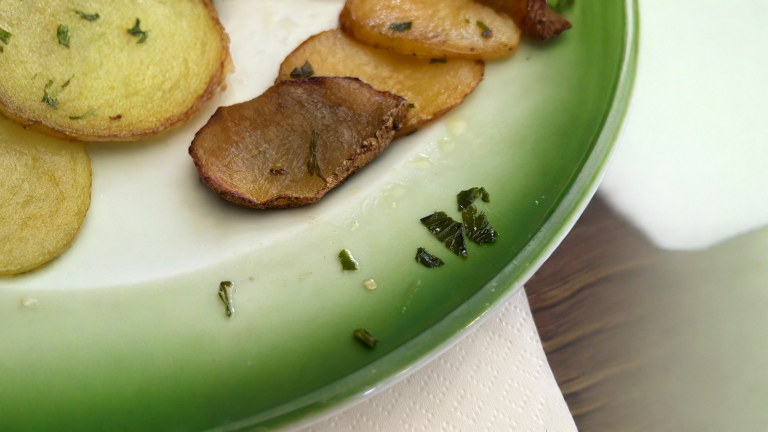 Prezzemolo, cerfoglio o coriandolo? Il trito verde sulle patate si riconosce con naso e terzo lobo