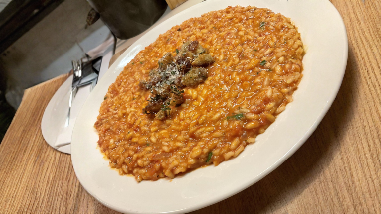 Risotto al pomodoro: perché il riso resta crudo dentro e il minuto esatto per aggiungere il pomodoro