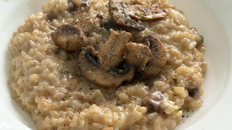 Risotto con riso integrale: la crusca è una diga, ecco come farlo mantecare davvero