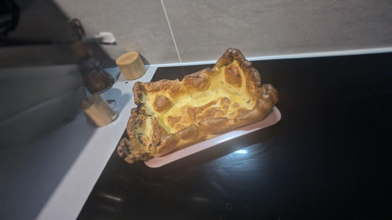 Yorkshire pudding gigante: si gonfia senza lievito, ma solo se la teglia scotta davvero