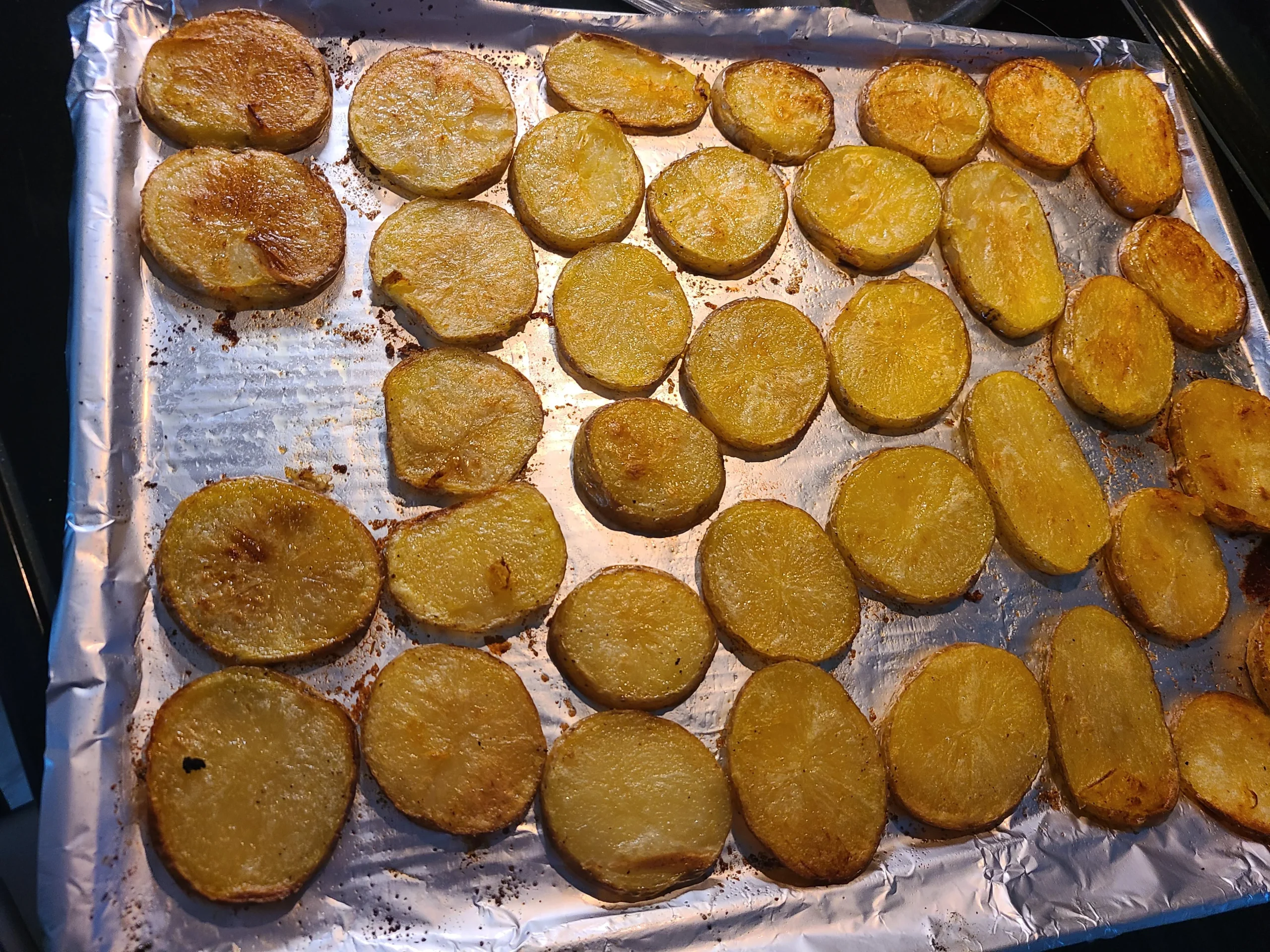 Chips di patate al forno: perché le fette si arricciano a scodella e come governarle