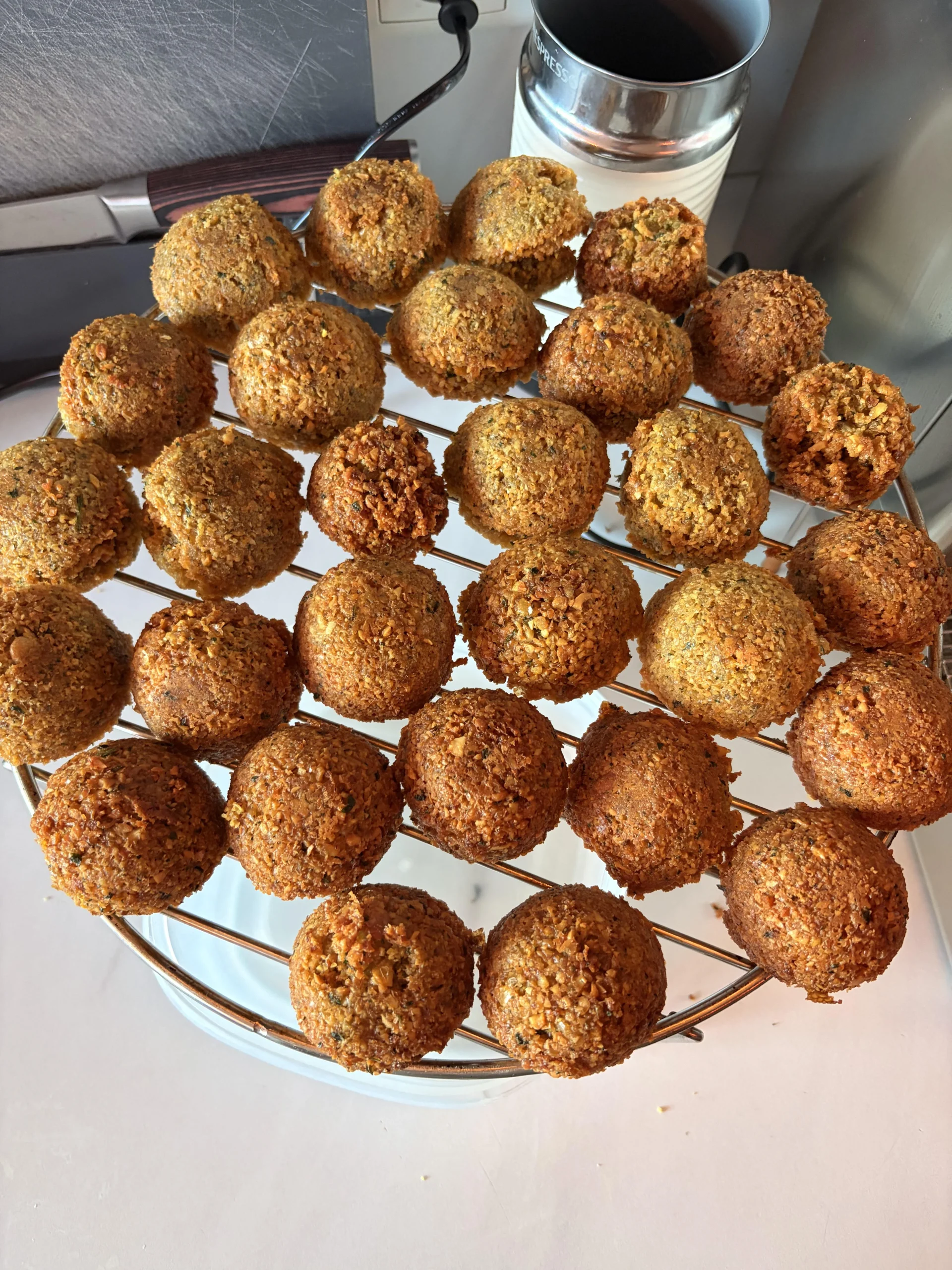 Falafel fatti in casa che non si sfaldano: il segreto sta nella bacinella dell'ammollo