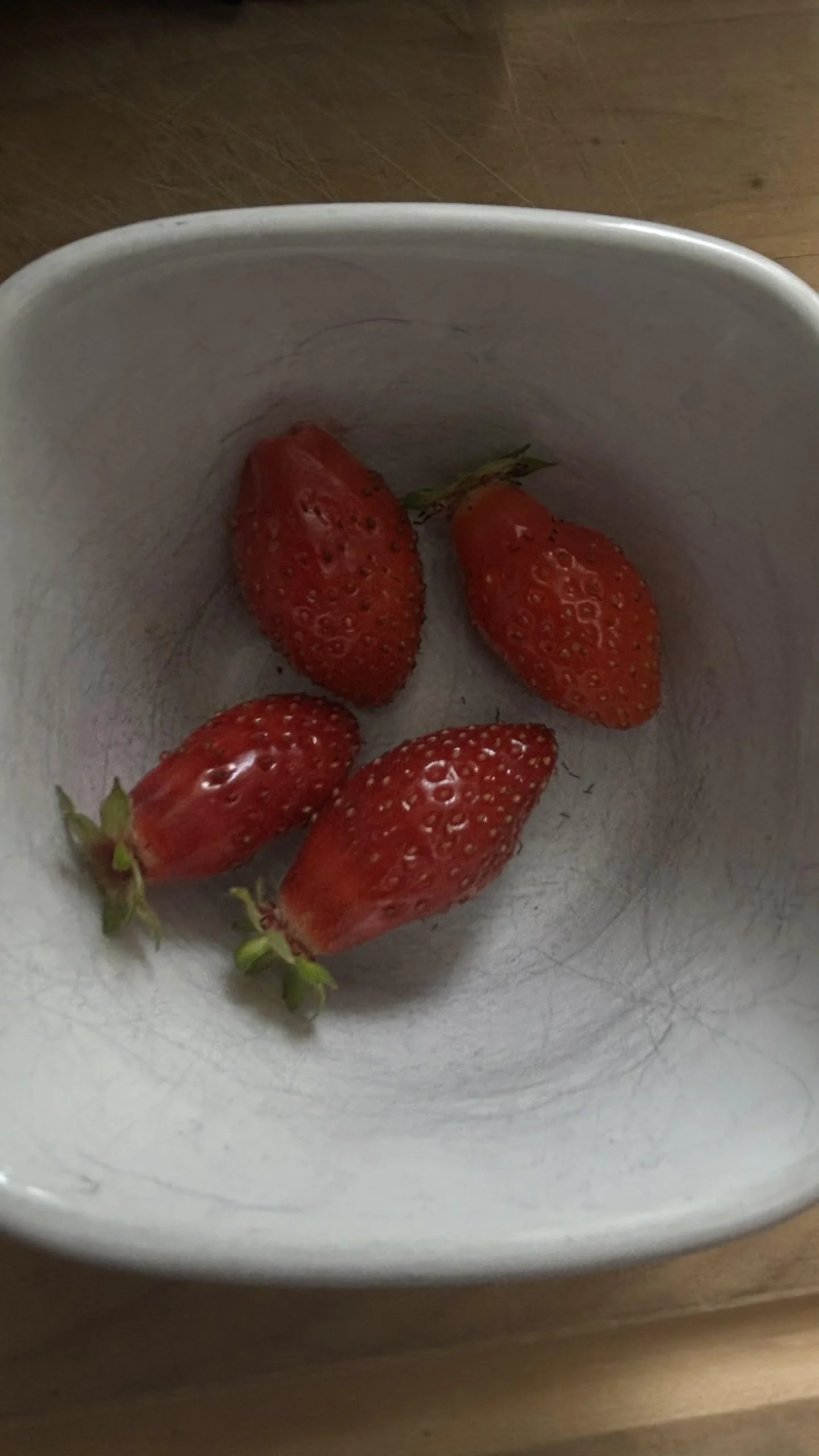 Fragole deformi e bitorzolute: cosa racconta davvero la forma del frutto