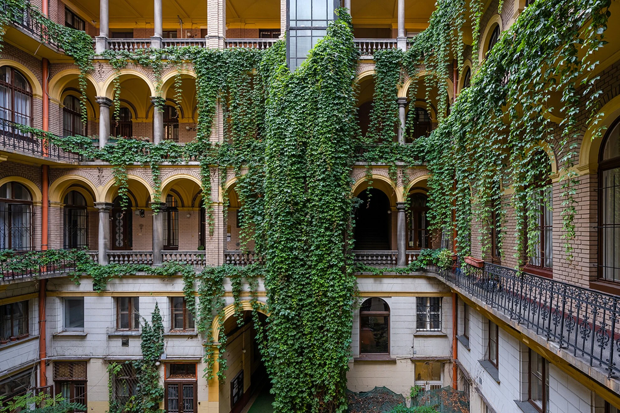 Giardino in cortile condominiale ombreggiato: il micro-bosco che rinfresca il palazzo di 4-6 °C