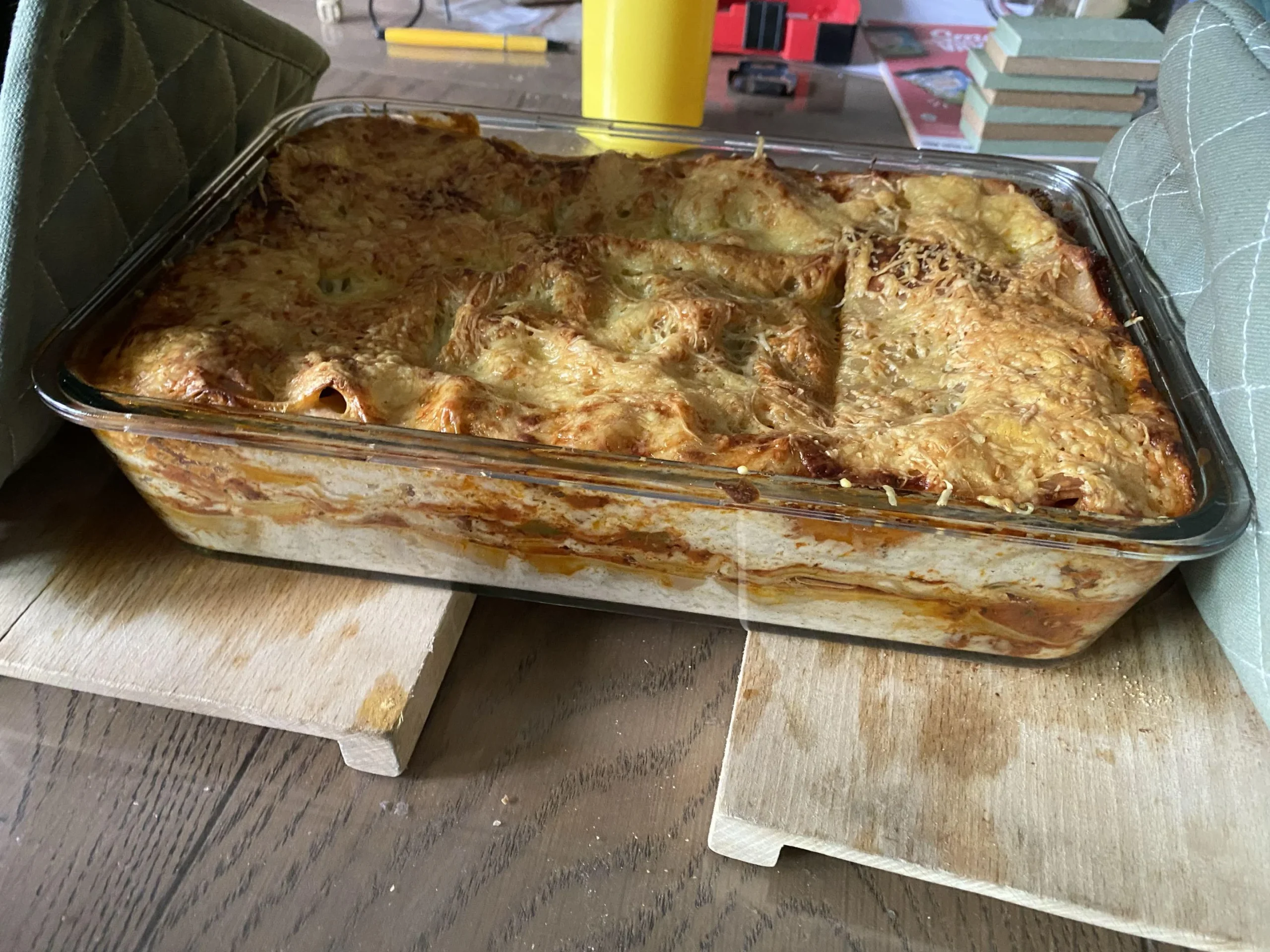 Lasagne alla bolognese fatte in casa: cosa succede davvero in forno tra strati, ragù e besciamella