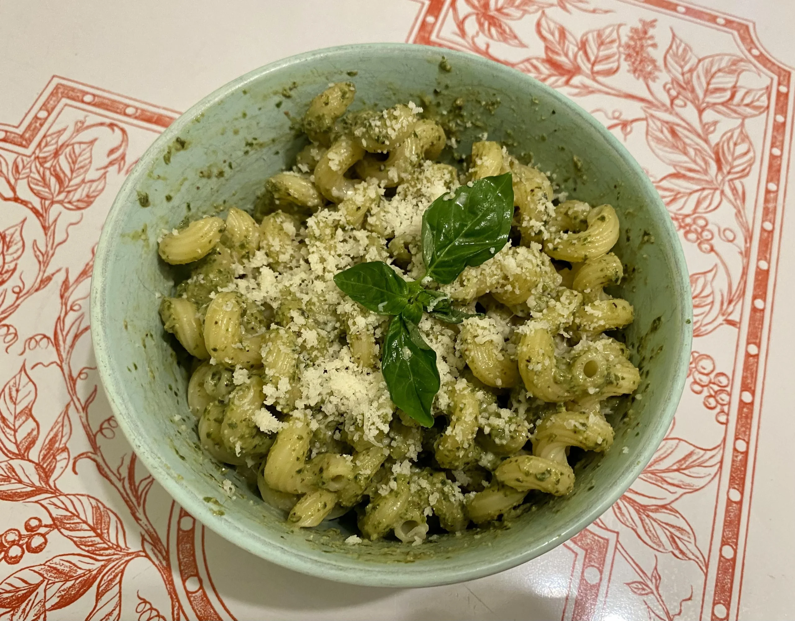 Pesto con il basilico dell'orto: l'ora in cui tagli le foglie decide colore e amaro
