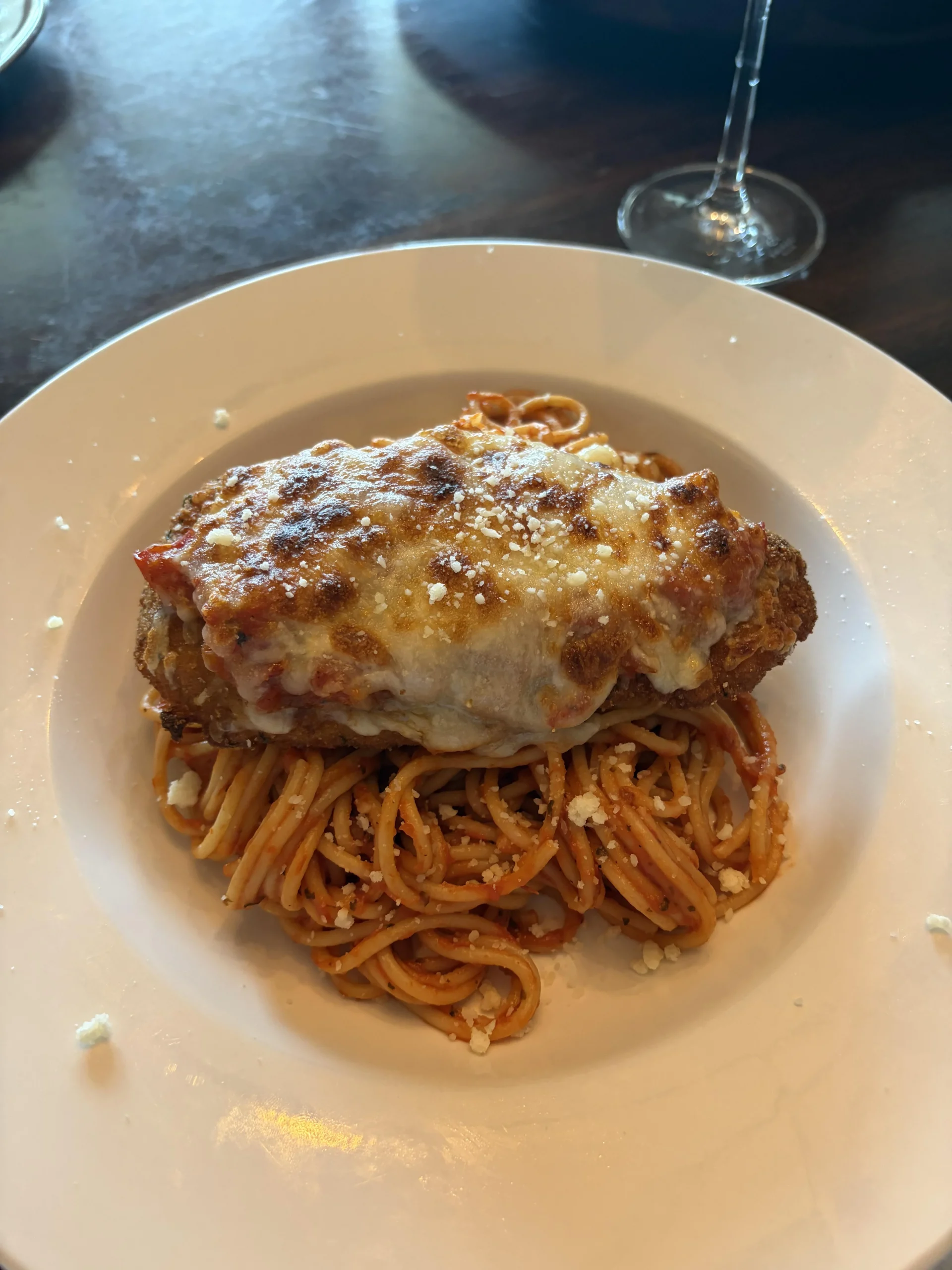 Pollo alla parmigiana: il piatto italiano che in Italia non esiste e il trucco dei tre strati
