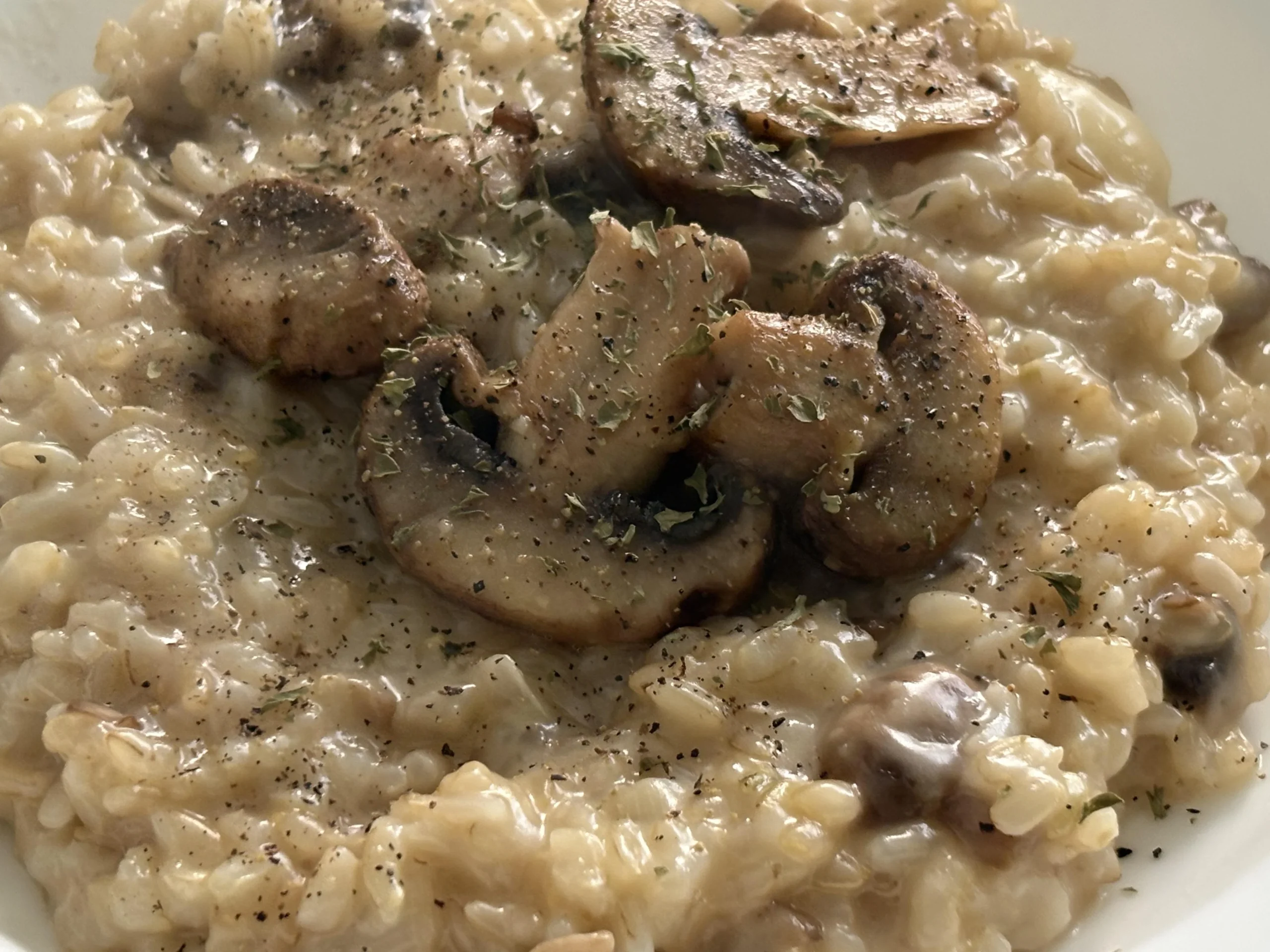 Risotto con riso integrale: la crusca è una diga, ecco come farlo mantecare davvero