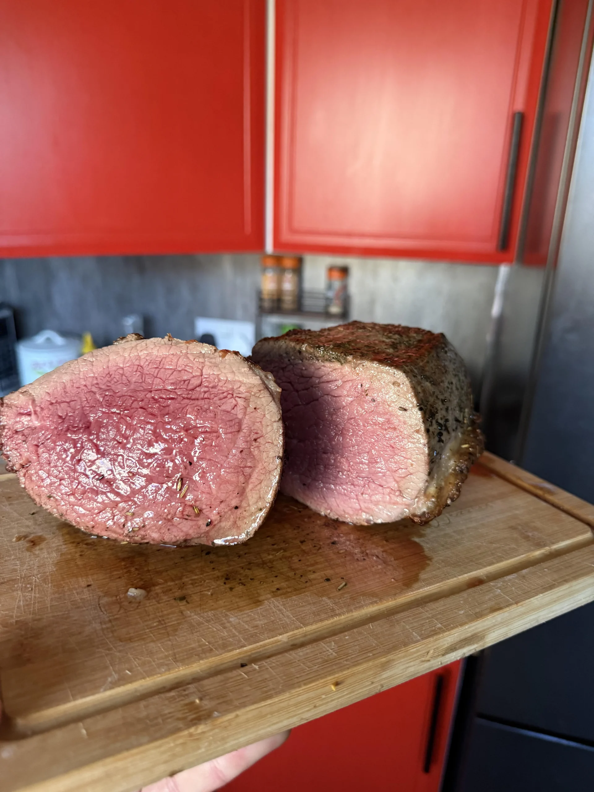Roast beef senza termometro: la prova dello spiedino sul labbro e i 12 minuti che salvano la fetta rosa