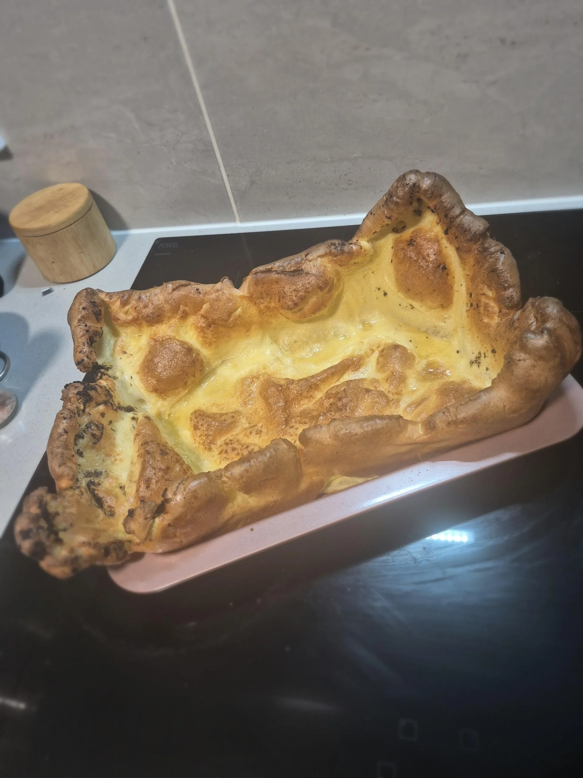 Yorkshire pudding gigante: si gonfia senza lievito, ma solo se la teglia scotta davvero