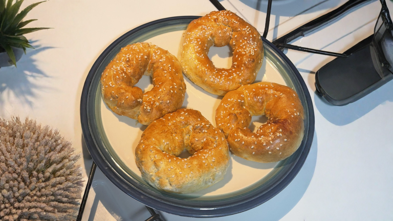Bagel allo yogurt greco: perché senza i 30 secondi in acqua bollente resta solo un panino a ciambella