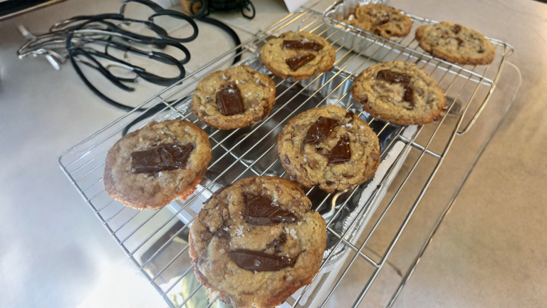 Burro nocciola nei cookies: i 20 grammi d'acqua che decidono se il biscotto resta alto o si allarga