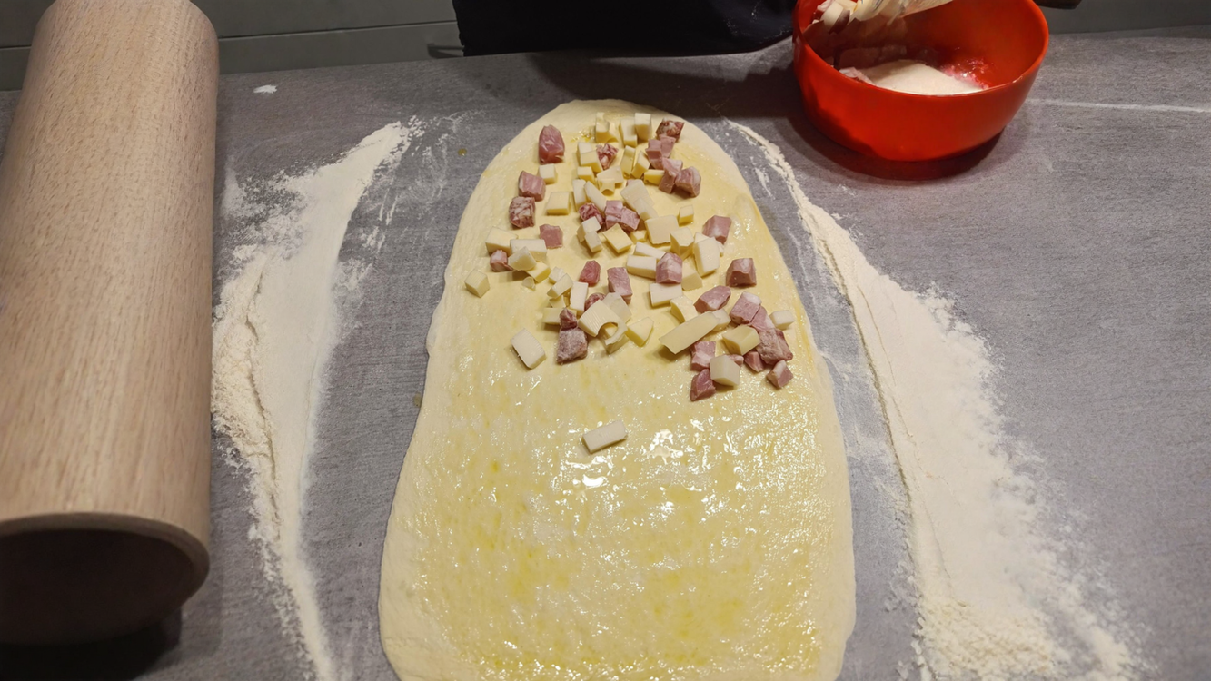 Ciambellone salato con salumi e formaggi: il buco al centro non è estetica, è un camino di cottura