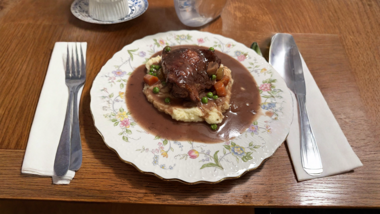 Coq au vin, perché la salsa diventa viola-grigia: la chimica del vino in pentola