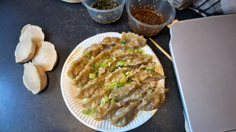 Gyoza fatti in casa: i tre trucchi che nessuno spiega (acqua bollente, pieghe da un lato, ala croccante)