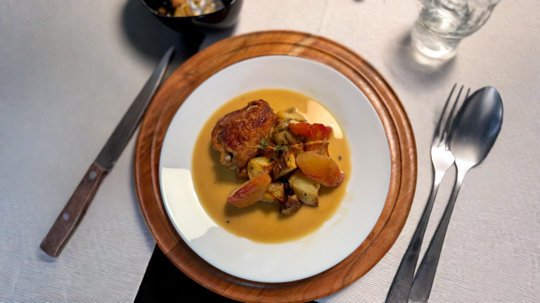 Mele nella teglia con il pollo: ecco perché la pelle non diventa croccante (e le 4 varietà che reggono il forno)