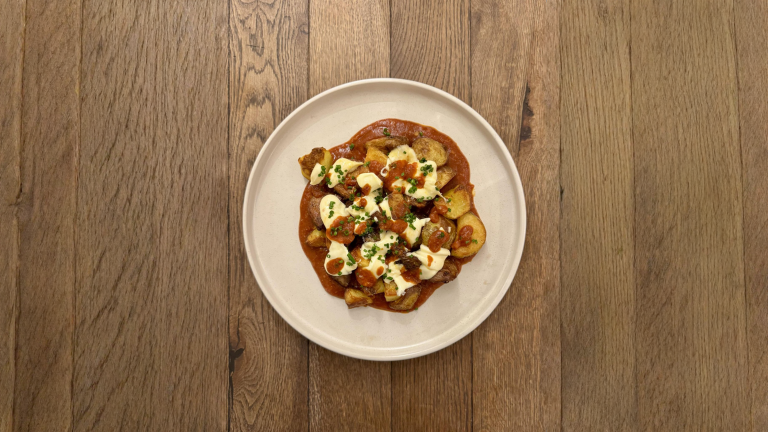 Patatas bravas: la salsa vera non ha pomodoro (e l’aioli sopra non c’entra nulla)