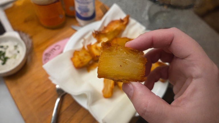 Patate mille strati: il segreto non è il burro, è l'amido (e il taglio si fa il giorno dopo)