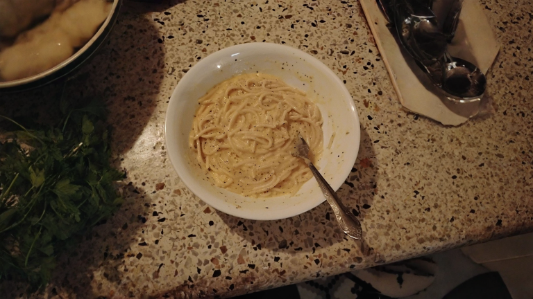 Perché la salsa al formaggio si slega nella pasta (e come salvarla in 30 secondi)