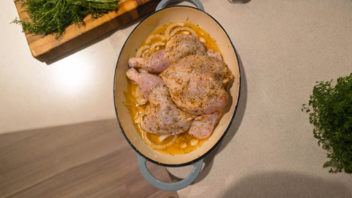 Pollo aperto a libro: togli la spina dorsale e guadagni mezz'ora di forno (più un brodo in regalo)