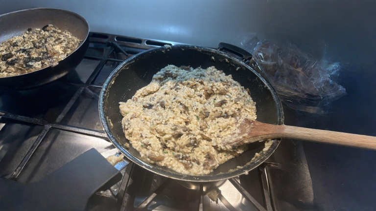 Risotto ai funghi: l'errore di tempistica che rende il riso gommoso (e come rimediare)