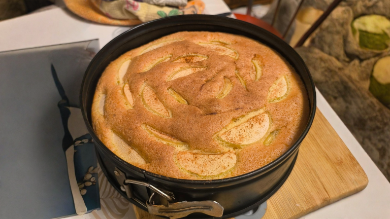 Sharlotka: la torta di mele che sale senza burro né lievito (e se le mele affondano, le uova ti spiegano perché)