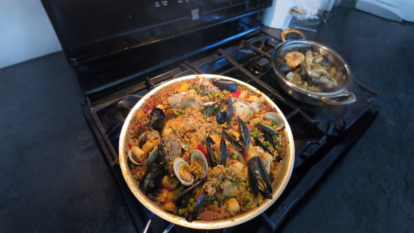Socarrat della paella: la crosta sul fondo si riconosce con l'orecchio, non con gli occhi