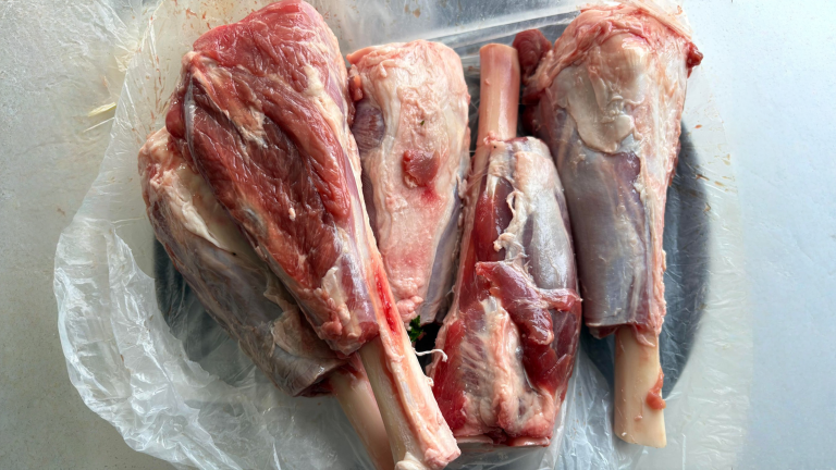Stinco d'agnello brasato alla birra scura: perché il fondo diventa amaro alla fine e come evitarlo