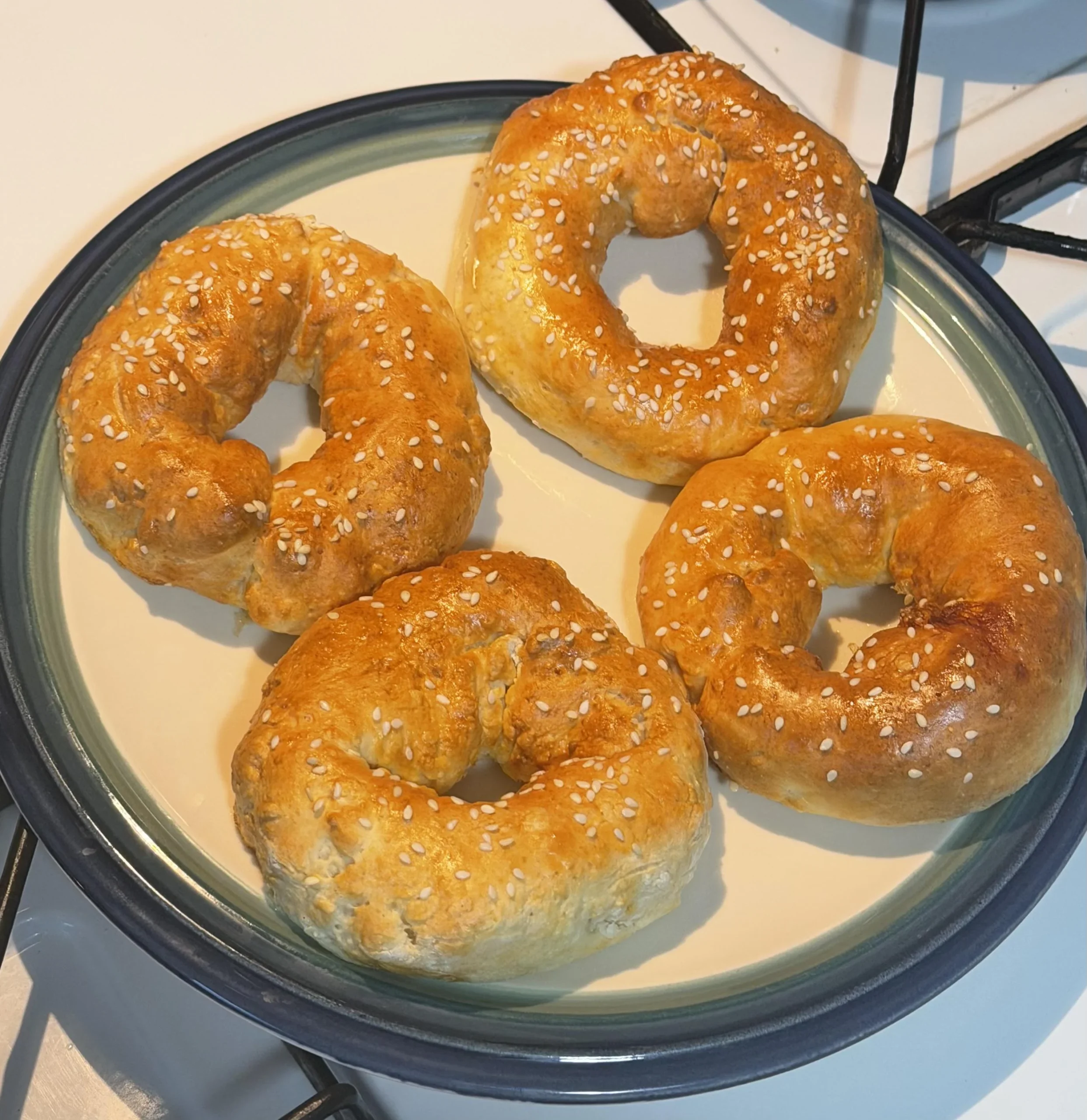 Bagel allo yogurt greco: perché senza i 30 secondi in acqua bollente resta solo un panino a ciambella