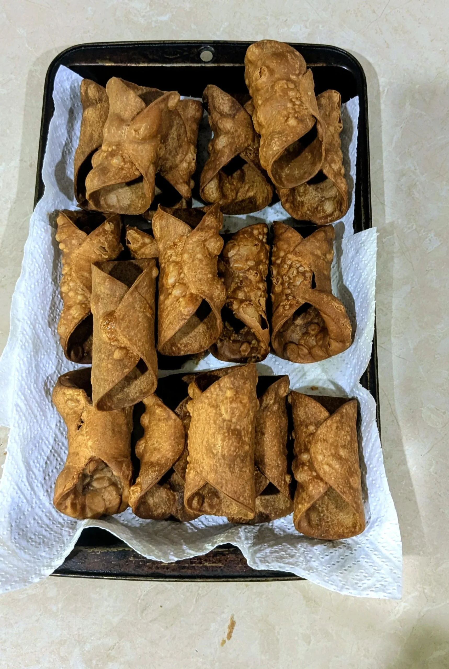 Cannoli fatti in casa: il cioccolato dentro la scorza non è golosità, è un impermeabilizzante