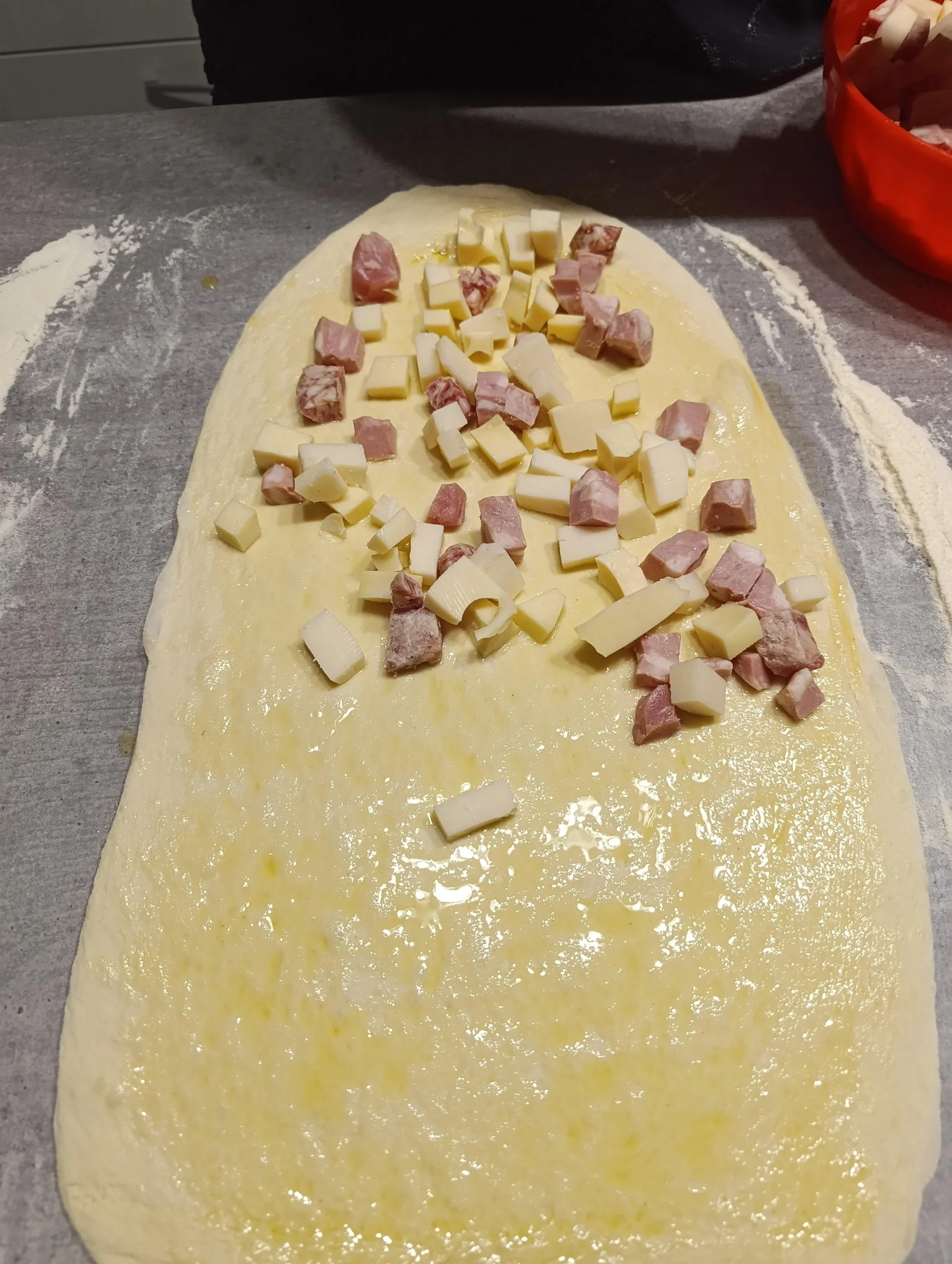 Ciambellone salato con salumi e formaggi: il buco al centro non è estetica, è un camino di cottura