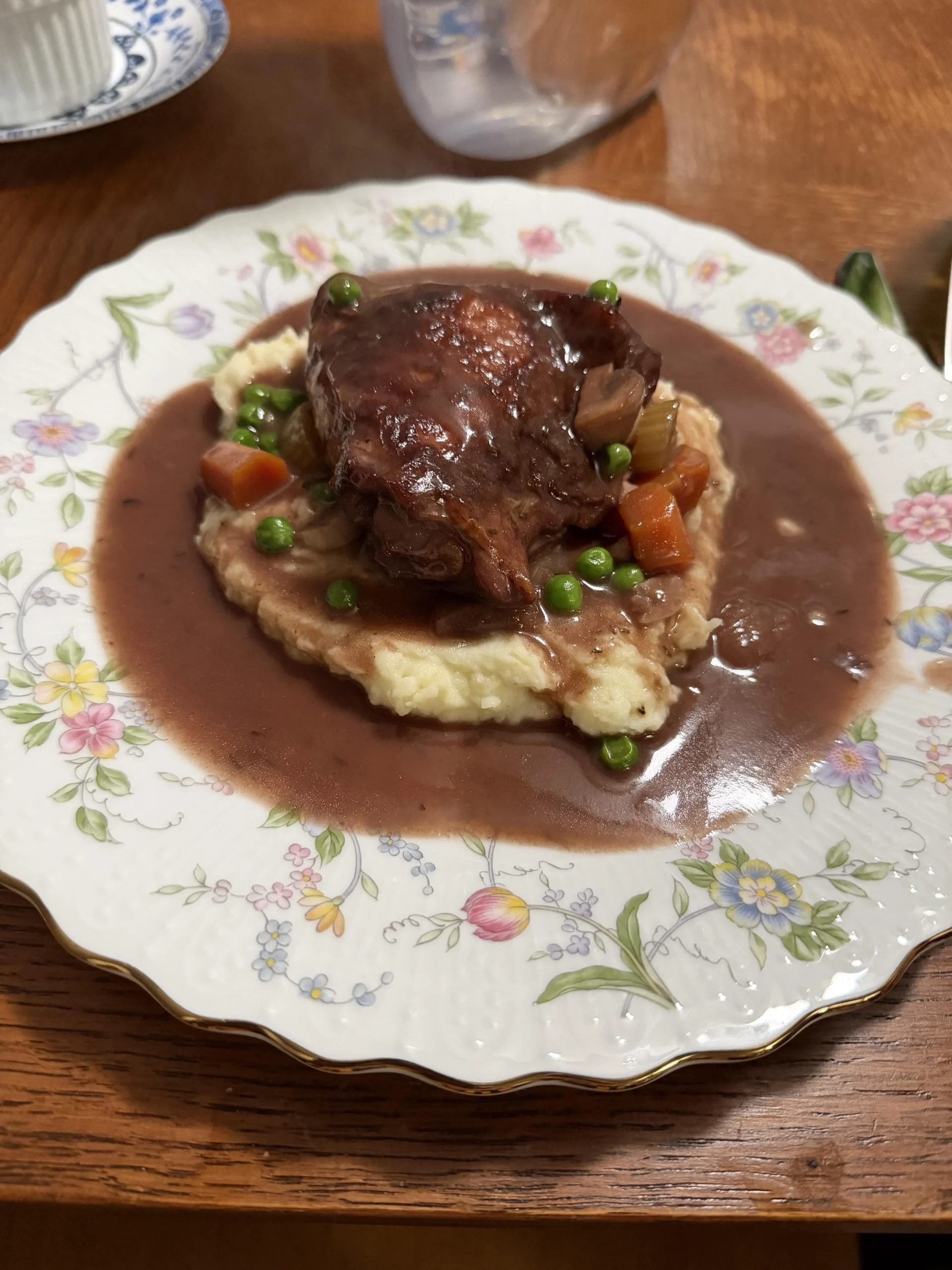 Coq au vin, perché la salsa diventa viola-grigia: la chimica del vino in pentola