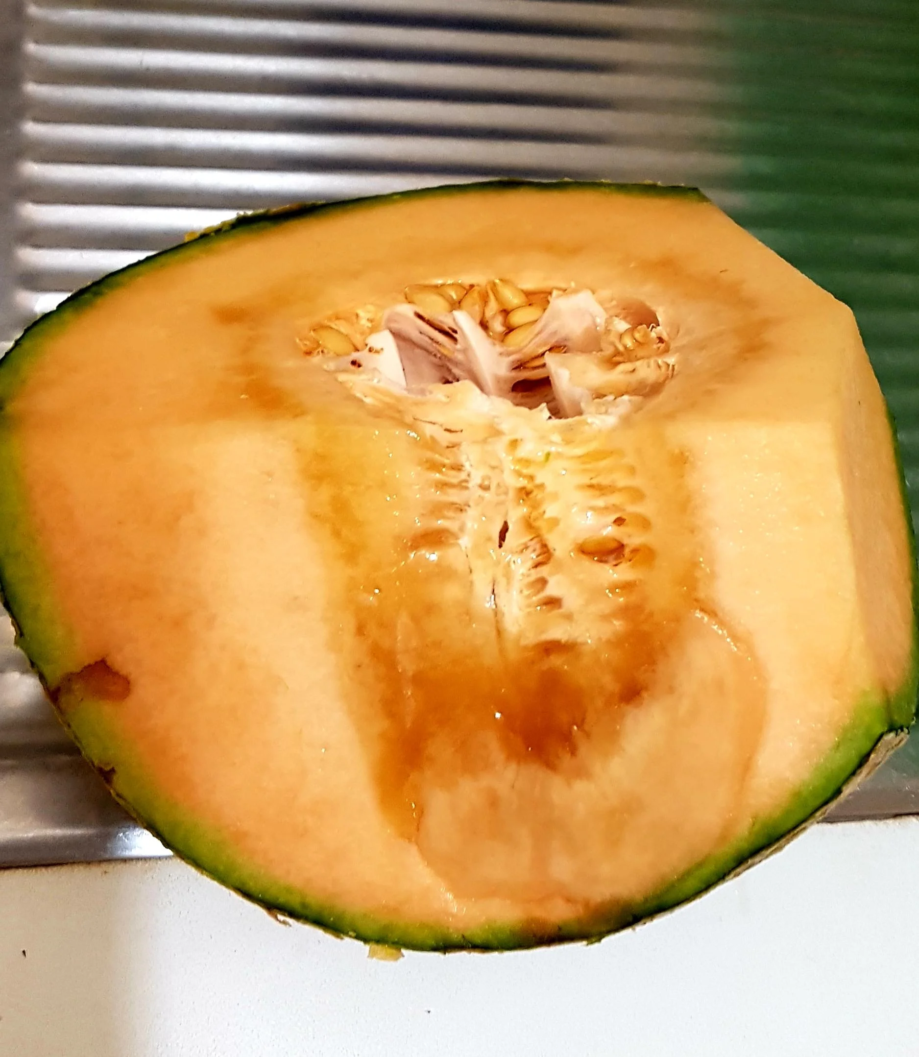 Melone marcio dentro e buccia perfetta: la colpa è della cicatrice del fiore