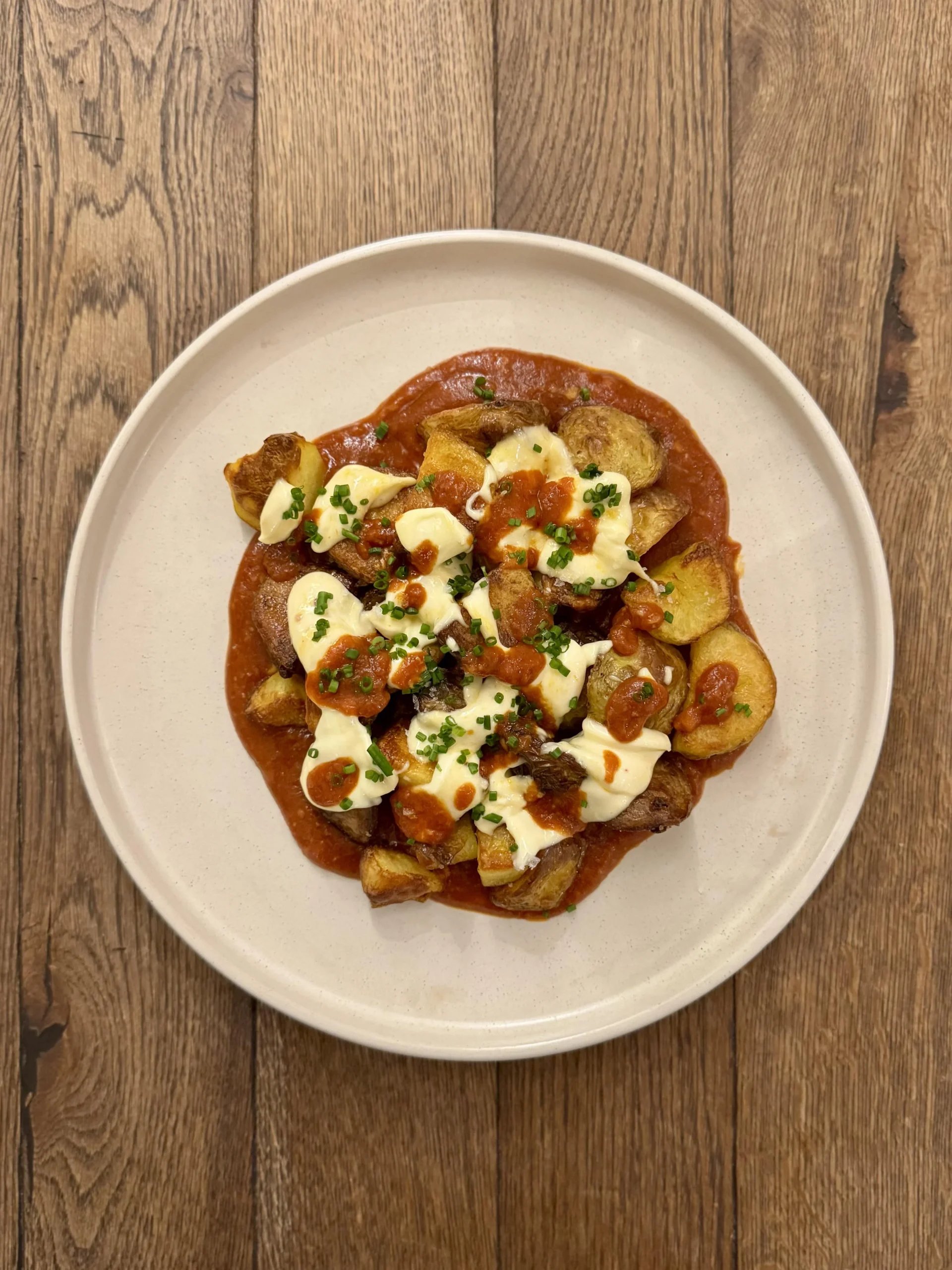 Patatas bravas: la salsa vera non ha pomodoro (e l’aioli sopra non c’entra nulla)