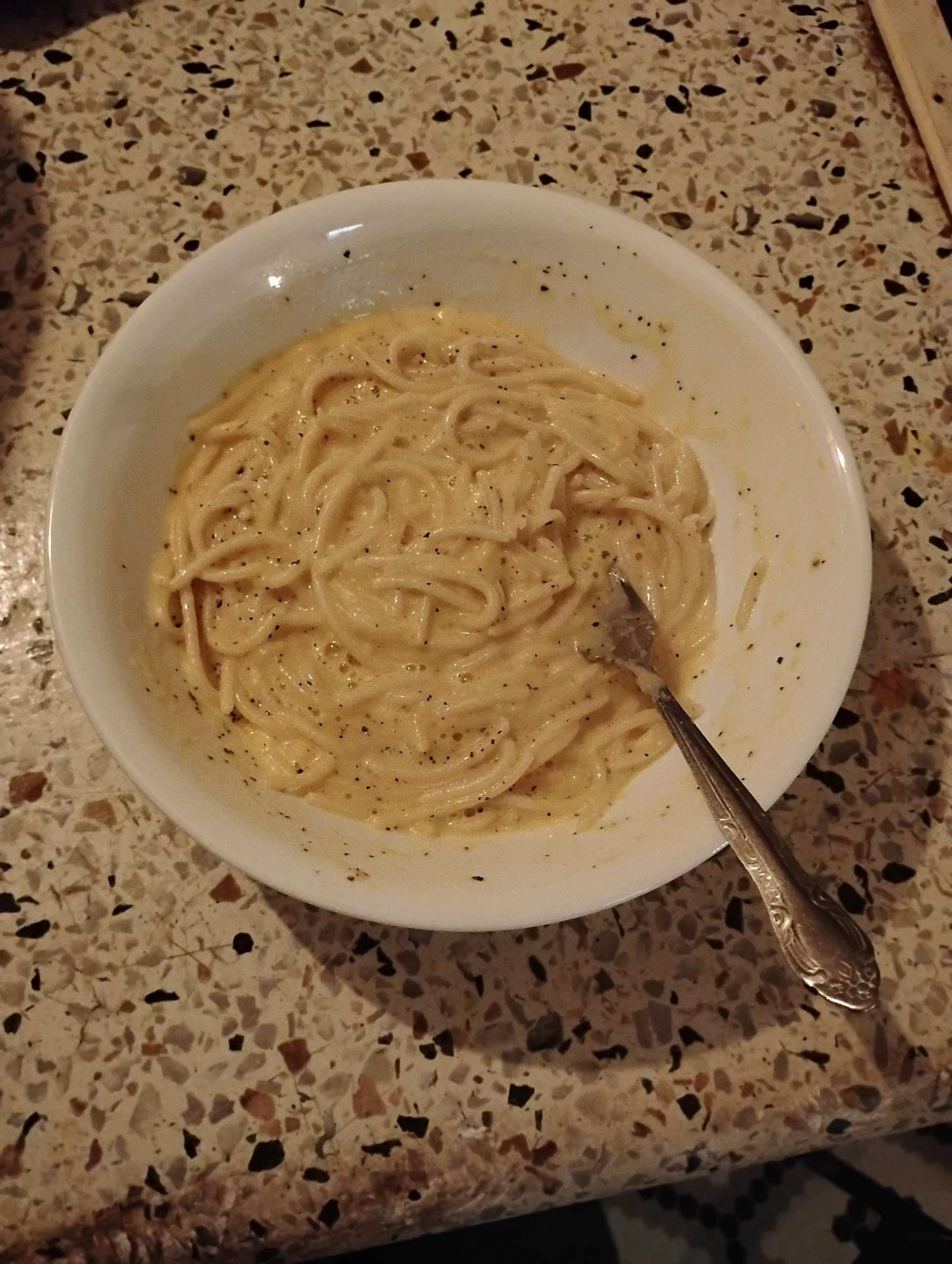 Perché la salsa al formaggio si slega nella pasta (e come salvarla in 30 secondi)